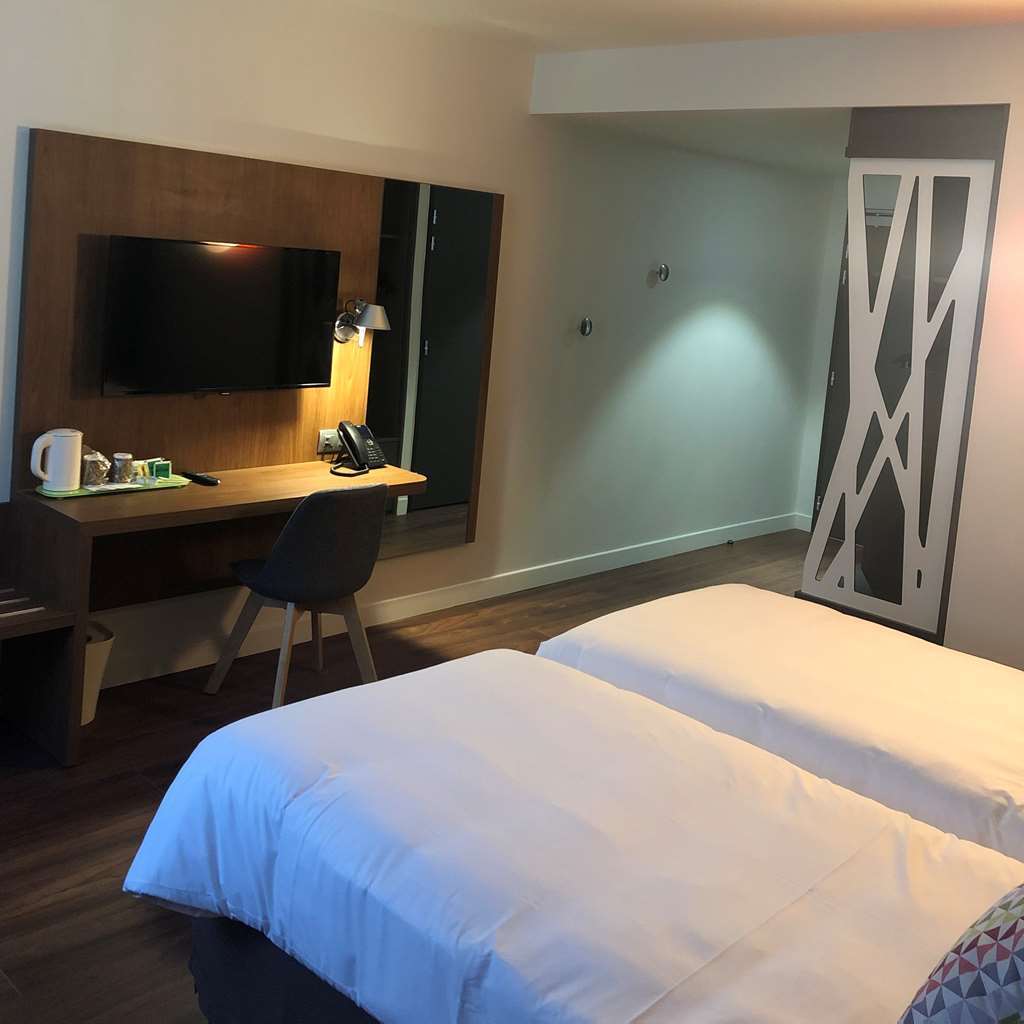 Campanile Marseille Est - Aubagne Otel Oda fotoğraf